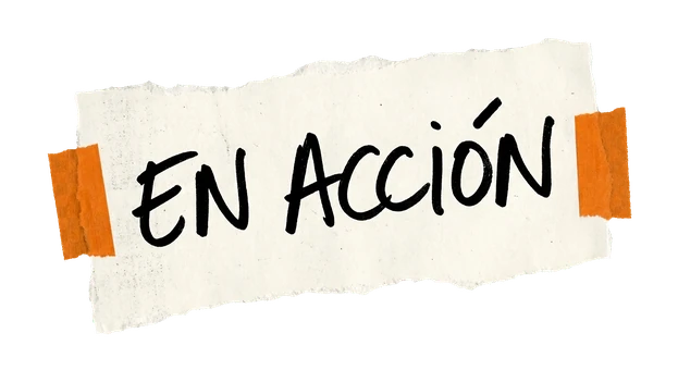 En acción